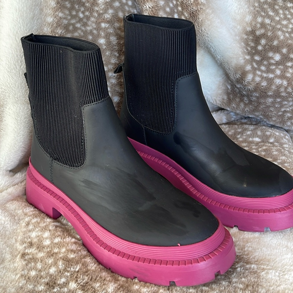 Carvella boots. Black with pink sole. 
2” heel